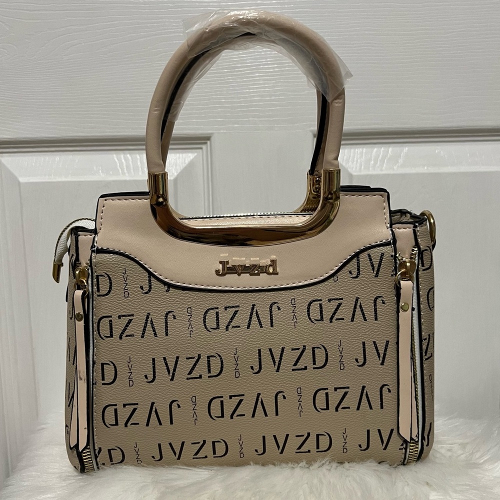 💗 *NEW* Cream Handbag with Gold Hardware‎